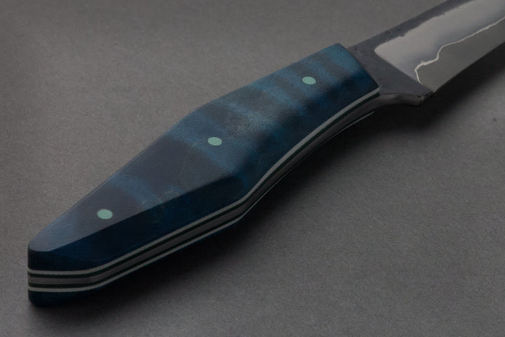 75 mm San Mai Forager - Dyed Maple, handle close-up